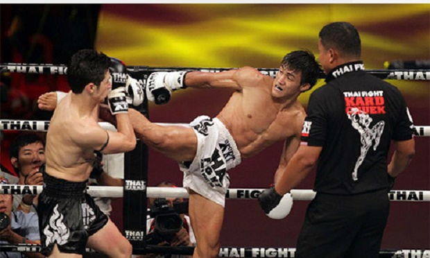 Tran Nguyen Duy Nhat (middle) in a Muaythai match in 2015. Photo by VnExpress/Dong Huyen