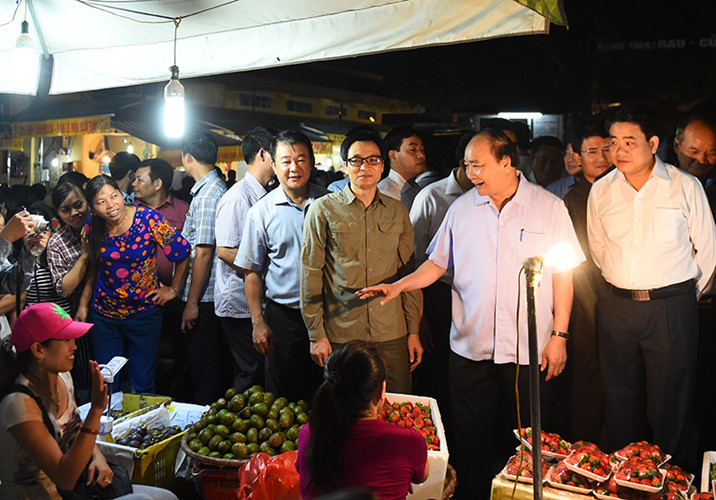 Nhiều tiểu thương tỏ ra bất ngờ khi trò chuyện trực tiếp với Thủ tướng. 