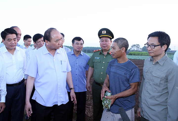 Ngay sau khi kiểm tra công tác bảo đảm an toàn thực phẩm (ATTP) tại chợ Long Biên và xã chuyên sản xuất rau Văn Đức, Gia Lâm, Thủ tướng và đoàn công tác đã có cuộc làm việc với UBND TP. Hà Nội về ATTP.