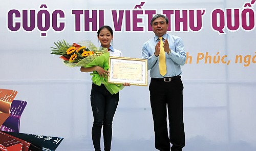 Nguyen Thi Thu Trang (L) receives a certificate of accomplishment.