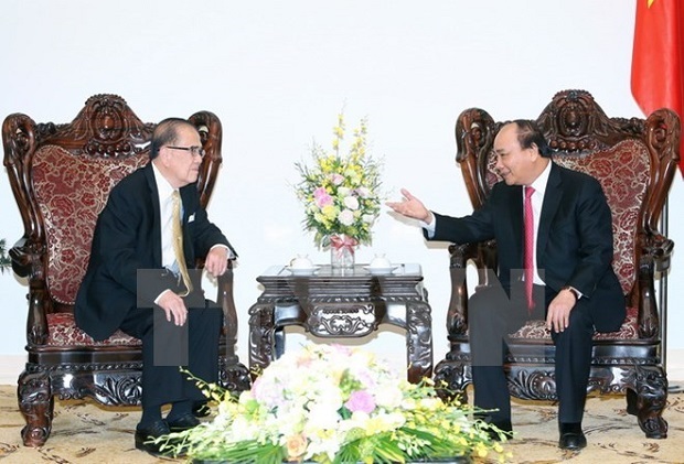 Prime Minister Nguyen Xuan Phuc (R) and ex-President of the Senate of Malaysia Michael Cheng Wing Sum (Source: VNA)