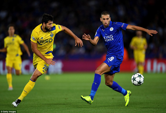 Slimani (phải) đã chứng tỏ được giá trị tại Leicester