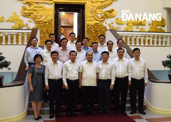 Thủ tướng Chính phủ Nguyễn Xuân Phúc chụp ảnh với lãnh đạo thành phố Đà Nẵng.Ảnh: SƠN TRUNG