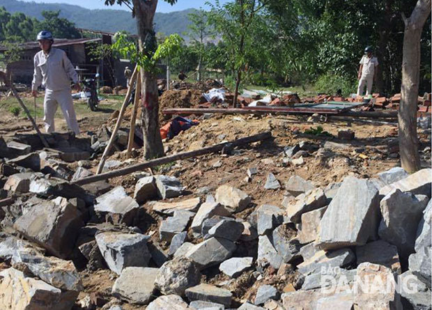 Hàng loạt móng nhà bằng đá hộc chuẩn bị xây dựng nhà trái phép ở phường Hòa Khánh Nam được xử lý đập bỏ. 