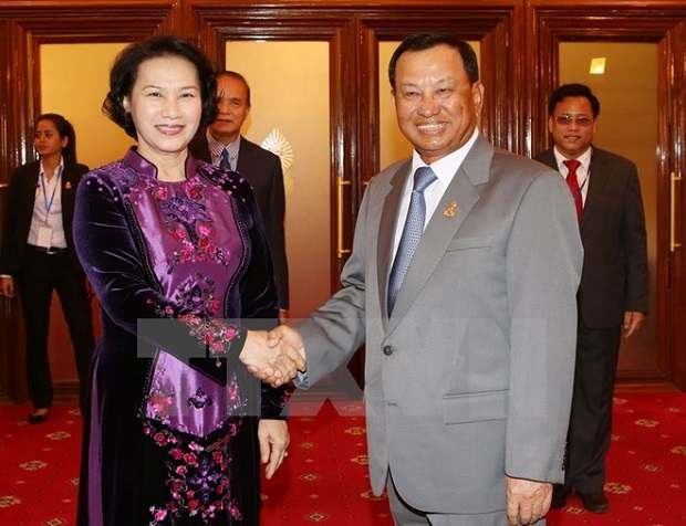 National Assembly Chairwoman Nguyen Thi Kim Ngan (L) and President of the Senate of Cambodia Samdech Say Chhum (Source: VNA)