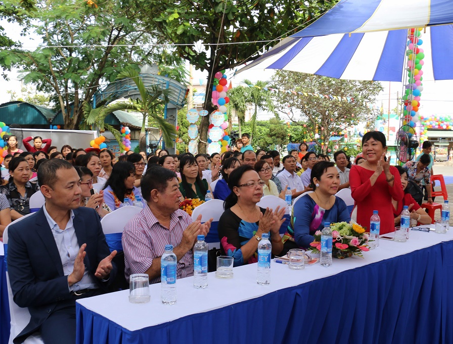 Đông đảo các thầy, cô giáo và các em học sinh mầm non Đồng Nai đã đến tham dự lễ phát động chương trình Sữa học đường quốc gia tại tỉnh Đồng Nai do Vinamilk và Tetra Pak tổ chức.