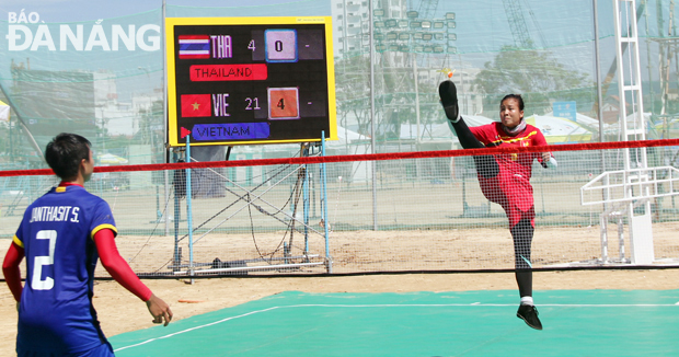 An impressive performance by Vietnamese shuttlecock player Nguyen Thi Anh Nguyet with her rival from Thailand