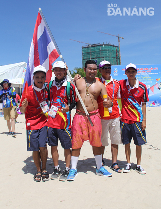 A Thai supporter (middle) and some Vietnamese volunteers