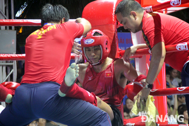 Several-minute break for a Vietnamese athlete in a Muay Thai competition