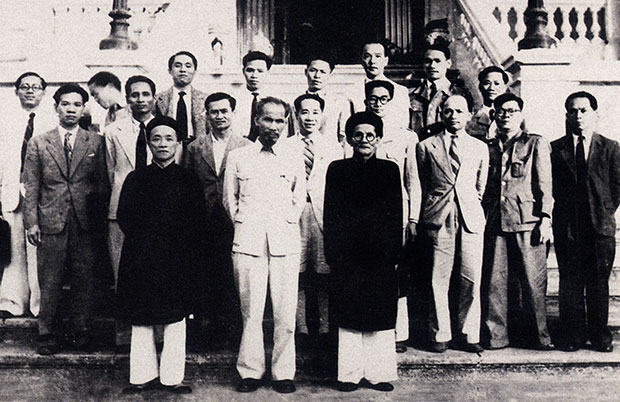 Tháng 8-1946, quyền Chủ tịch Chính phủ Huỳnh Thúc Kháng (thứ sáu từ trái sang) thăm và làm việc với cán bộ lãnh đạo tỉnh Vĩnh Yên. (Ảnh tư liệu)