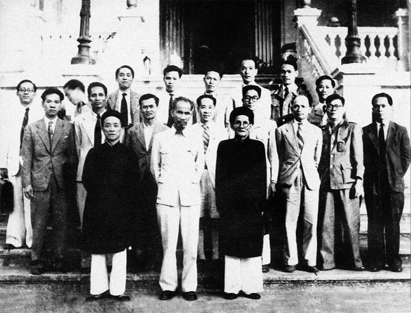 Hồ Chủ tịch và Cụ Huỳnh Thúc Kháng trong Chính phủ đầu tiên nước Việt Nam Dân chủ Cộng hòa.(Ảnh tư liệu)