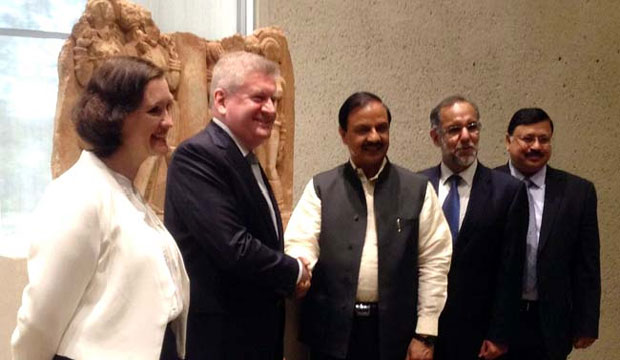 Bộ trưởng Nghệ thuật Úc Mitch Fifield trao hai tác phẩm điêu khắc cho Bộ trưởng Văn hóa Ấn Độ Mahesh Sharma tại Canberra.