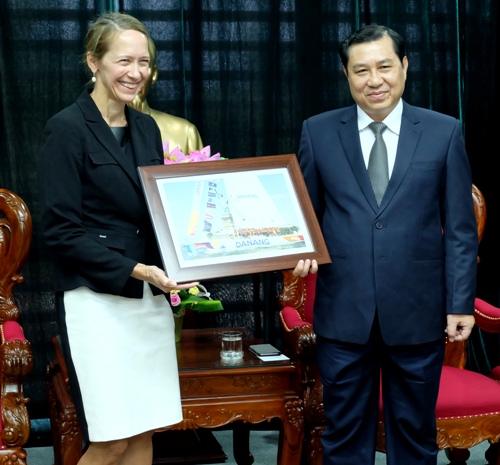 US Consul General Tarnowka (left) and Chairman Tho