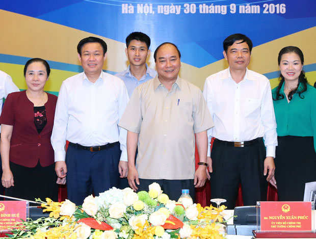 Thủ tướng Nguyễn Xuân Phúc với các đại biểu tại hội nghị.  		     Ảnh: TTXVN
