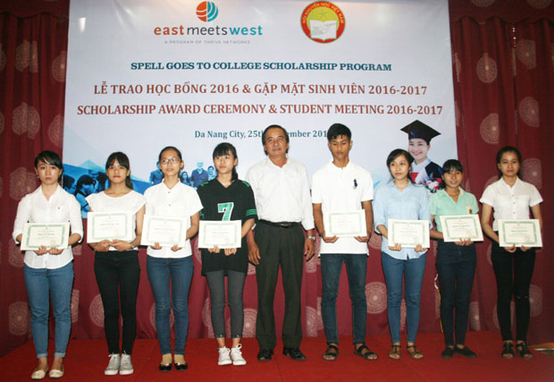 8 tân sinh viên huyện Hòa Vang được nhận học bổng của Tổ chức Đông Tây Hội Ngộ.