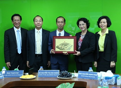 Chủ tịch Quốc hội Nguyễn Thị Kim Ngân tặng quà lưu niệm cho ông Mai Hoài Anh, Chủ tịch Hội đồng Quản trị Công ty sữa Angkor. 
