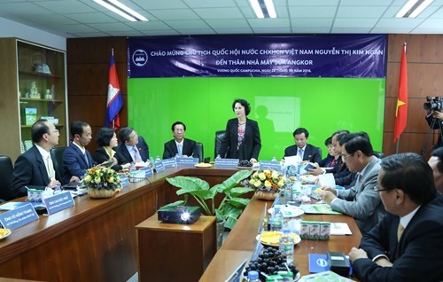 Bà Nguyễn Thị Kim Ngân, Ủy Viên Bộ Chính trị, Chủ tịch Quốc hội Việt Nam nhận xét về tình hình hoạt động sản xuất của Nhà máy sữa Angkor sau phần trình bày của lãnh đạo nhà máy. 