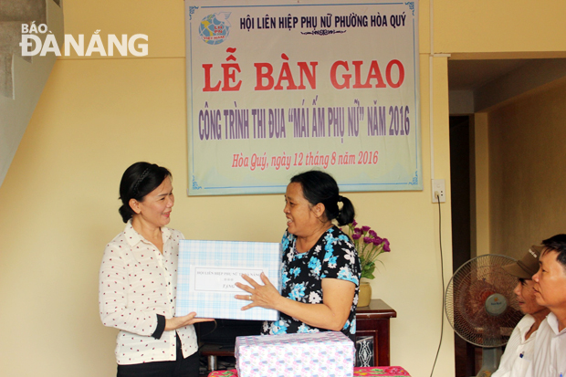 Hội LHPN thành phố bàn giao mái ấm phụ nữ cho phụ nữ có hoàn cảnh khó khăn tại phường Hòa Quý, quận Ngũ Hành Sơn. 