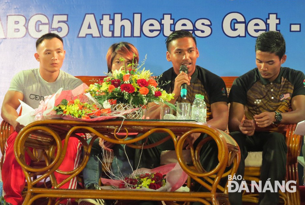 Participating athletes at the meeting with Da Nang's students