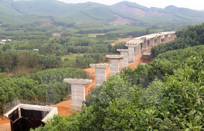 Cầu vượt Tây Hy trên tuyến La Sơn-Túy Loan đoạn qua huyện Phú Lộc (Thừa Thiên-Huế) đang được đẩy nhanh tiến độ thi công. (Ảnh: Hồ Cầu​/TTXVN)