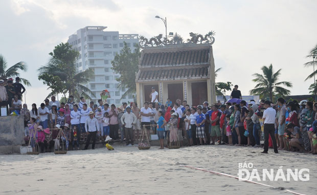 A large number of spectators waiting for the fish carrying competition