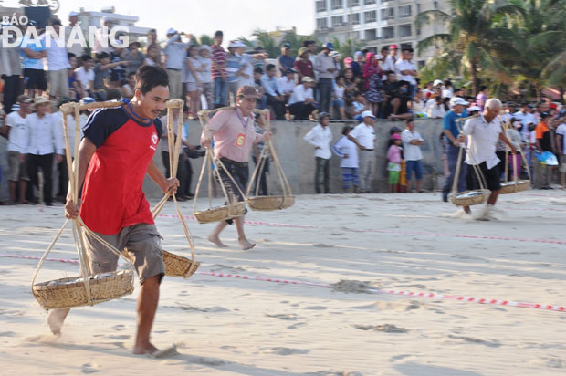 Contestants in the fish carrying competition