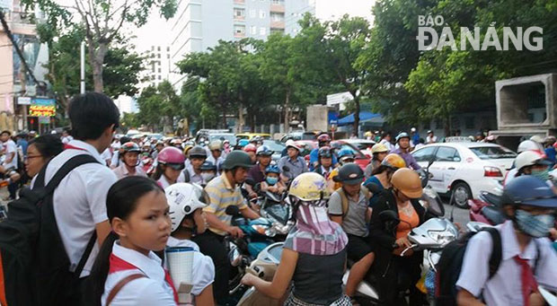 Ùn tắc giao thông nghiêm trọng trước cổng Trường THCS Nguyễn Huệ. (Ảnh chụp chiều 26-9-2016) 
