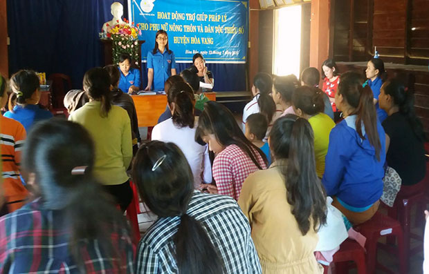 Diễn đàn “Giao lưu, chia sẻ kinh nghiệm của hòa giải viên, thành viên tổ phản ứng nhanh về phòng, chống bạo lực đối với phụ nữ và trẻ em gái” do Hội LHPN thành phố Đà Nẵng tổ chức vào tháng 3-2016.