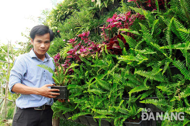 Anh Nguyễn Văn Thanh bên mô hình vườn tường.