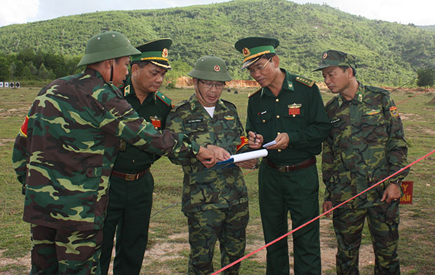 Công tác huấn luyện sẵn sàng chiến đấu luôn được Đảng ủy, Bộ chỉ huy Bộ đội Biên phòng thành phố thường xuyên quan tâm. Trong ảnh: Bộ Tư lệnh Biên phòng kiểm tra công tác huấn luyện tại Bộ đội Biên phòng thành phố Đà Nẵng.