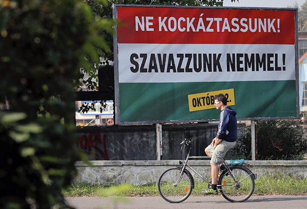 Một áp-phích ở Budapest ủng hộ các chính sách của Thủ tướng Hungary Viktor Orban có dòng chữ: “Đừng mạo hiểm! Hãy bỏ phiếu không! Ngày 2-10”. 						Ảnh: AP