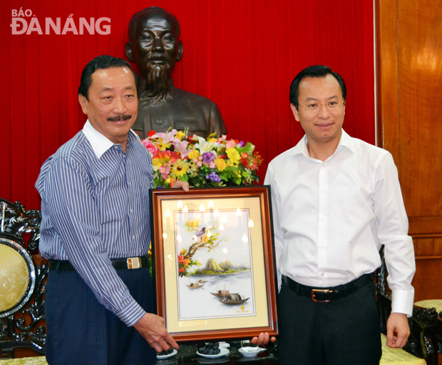 Bí thư Thành ủy Nguyễn Xuân Anh (bên phải) và Chủ tịch Tập đoàn Berjaya Vincent Tan Ảnh: VIỆT DŨNG 