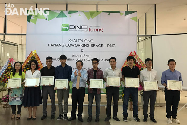 Mr Khuong (fifth, left) and the developers of 8 selected projects for DNES’s 2nd training course