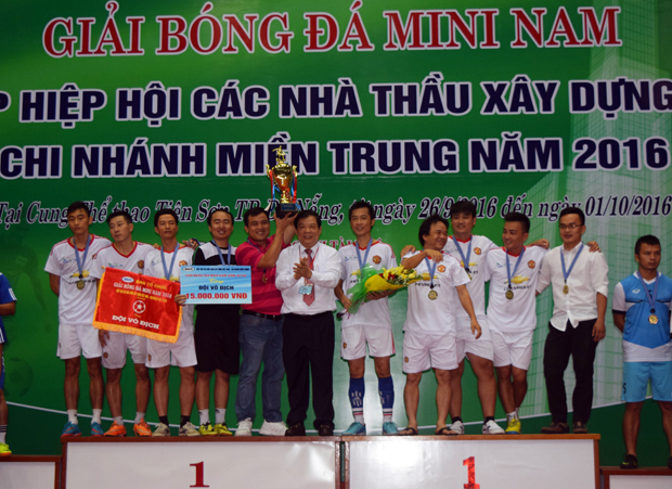 Ban tổ chức trao Cúp, cờ và tiền thưởng cho đội vô địch giải.