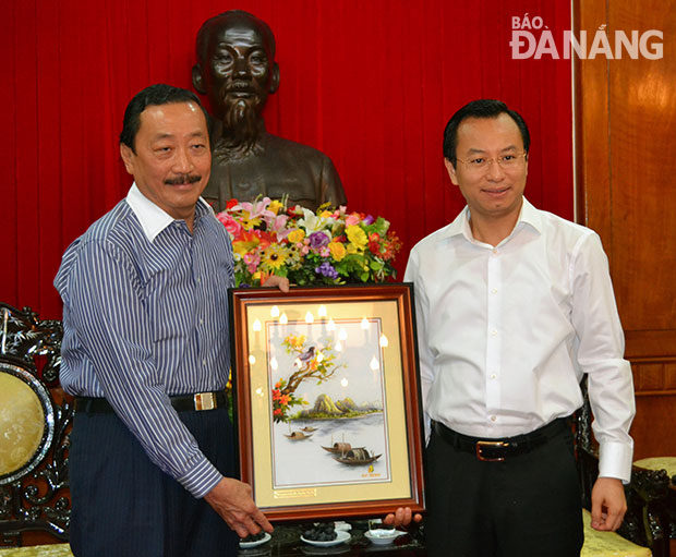 Bí thư Thành ủy Nguyễn Xuân Anh (phải) và Chủ tịch Tập đoàn Berjaya Vincent Tan.Ảnh: VIỆT DŨNG