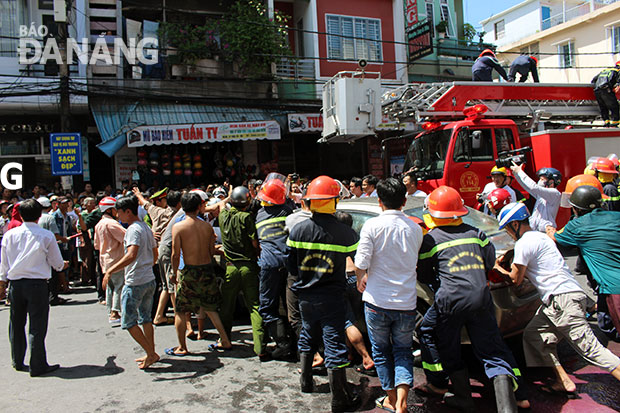 Cán bộ, chiến sĩ Phòng Cảnh sát phòng cháy và chữa cháy số 2 và nhân dân tham gia chữa cháy, cứu tài sản tại vụ cháy Cửa hàng mỹ phẩm Phú Hòa.