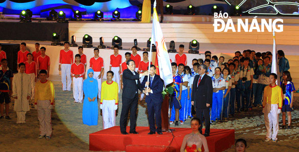 Chairman Tho (left), Minister Thien (middle), and Vice President Fok at the handover ceremony of the ABG flag