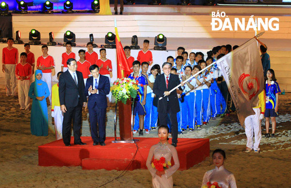 Vice President Fok (right) with the ABG flag in his hand