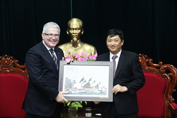 New Australian Ambassador Chittick OAM (left) and Vice Chairman Dung