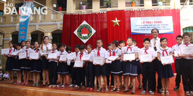Đại diện ISEC tại Đà Nẵng trao học bổng cho học sinh Trường tiểu học Phù Đổng.