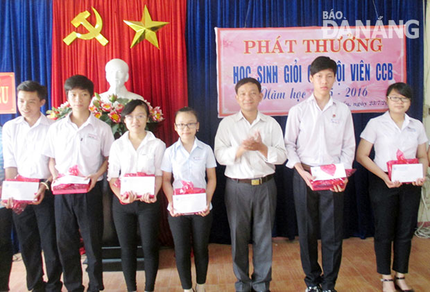 Hội Cựu chiến binh quận Liên Chiểu trao thưởng học sinh giỏi năm học 2015-2016.