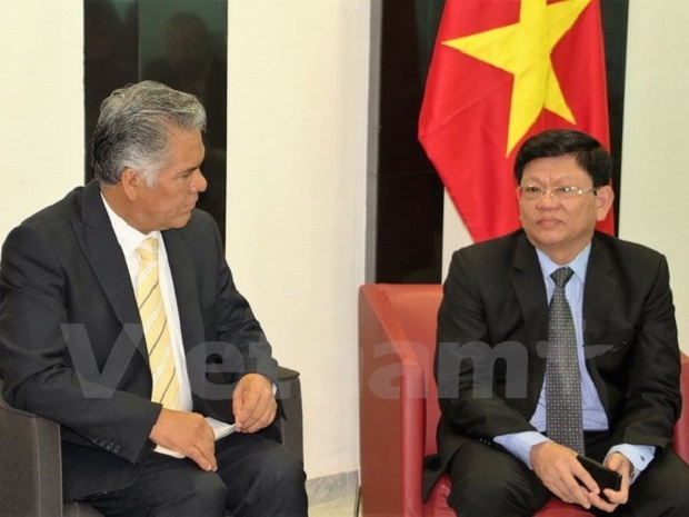 Mayor of Toluca, Fernando Zamora Morales (L) and permanent Vice Secretary of the Da Nang municipal Party Committee Vo Cong Tri (Source: VNA) 