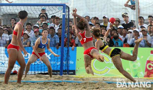 Viet Nam (yellow and black) and China athletes in the final of the women’s handball event