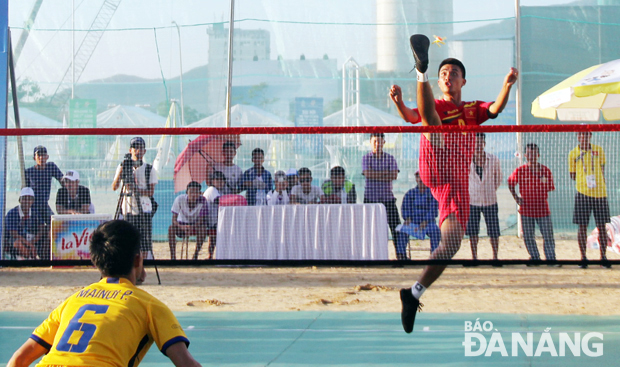 An amazing effort by Vietnamese shuttlecock player Dinh Van Duc in a match against his rival from Thailand