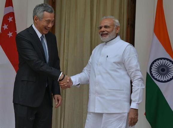 Prime Minister Narendra Modi and his Singapore counterpart Lee Hsien Loong ahead of their meeting in New Delhi (Photo: www.thehindubusinessline.com)