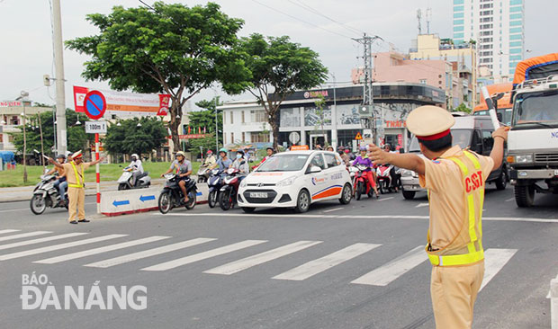 Lực lượng CSGT Công an quận Sơn Trà túc trực thường xuyên tại nút giao thông Ngô Quyền - Võ Văn Kiệt để điều tiết, phân luồng, bảo đảm giao thông thông suốt.  	                   Ảnh: ĐẮC MẠNH