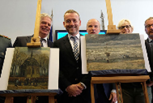Axel Ruger (thứ hai, từ trái sang), Giám đốc Bảo tàng Van Gogh cùng hai bức tranh, ở Naples, ngày 30-9-2016. 