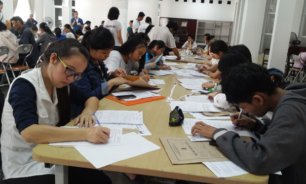 Các thí sinh trúng tuyển hoàn chỉnh hồ sơ nhập học năm học 2016 tại Trường ĐH Ngoại ngữ, ĐH Đà Nẵng. Ảnh: H.T
