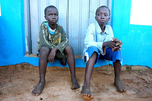 Hai anh em ruột Joe, 10 tuổi và Kwame, 12 tuổi bị mẹ bán cho một ngư dân ở Yeji. Hai năm sau, Joe và Kwame trở về nhà thì được một gia đình đánh bắt cá ở Senya nhận nuôi.  Cả hai không thể chịu nổi  cái đói,  bởi chỉ được ăn 1 lần/ngày nhưng phải làm việc suốt cả ngày. 