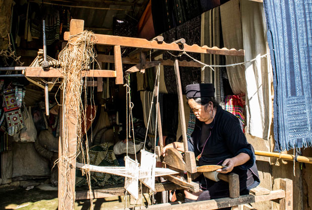 Người H’Mông ở bản Cát Cát sống bằng nghề se lanh, dệt vải…